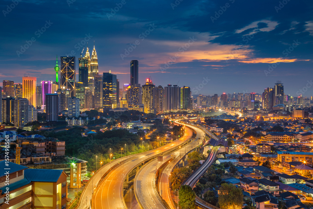 Fototapeta premium Kuala Lumpur. Obraz pejzaż Kuala Lumpur, Malezja podczas zachodu słońca.