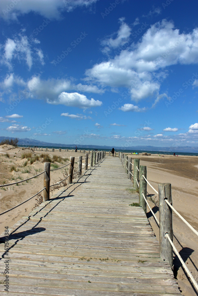 Fototapeta premium Puente de madera en la playa de Riumar (Delta del Ebro)