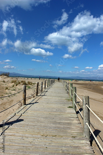 Fototapeta Naklejka Na Ścianę i Meble -  Puente de madera en la playa de Riumar (Delta del Ebro)