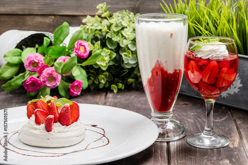 Meringue with strawberries and mint Meringue with strawberries and mint