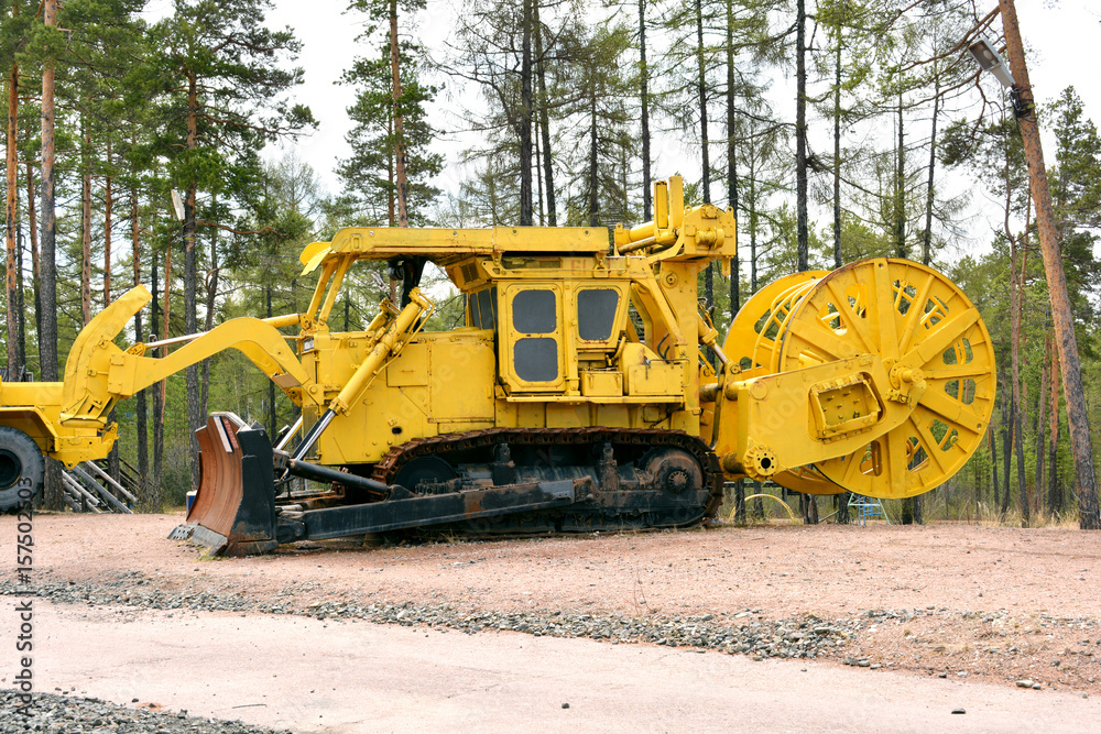 Tractor for laying cables on the side Tractor for laying cables on the side