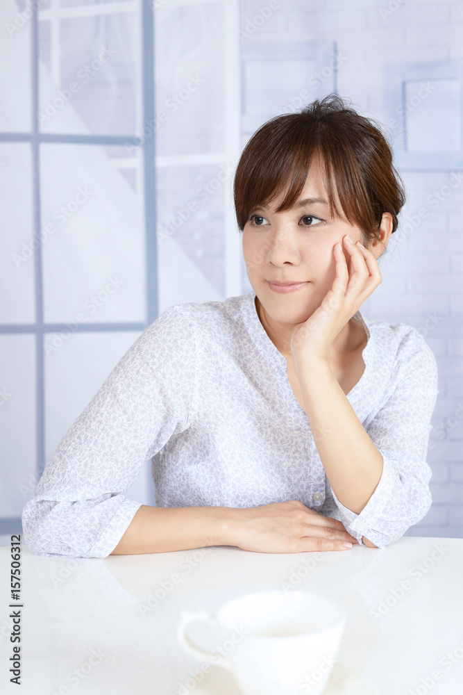 寛ぐ女性 寛ぐ女性