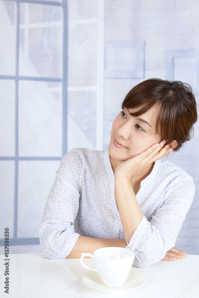 紅茶を飲み寛ぐ女性 紅茶を飲み寛ぐ女性