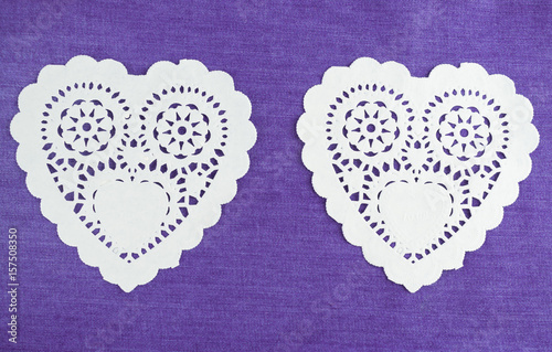 Zwei weiße Herzen auf lila farbenem Hintergrund