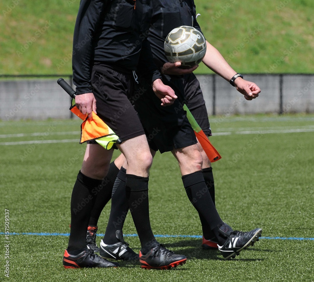 Fototapeta premium l'arrivée des arbitres au foot