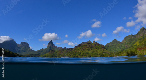 les montagnes de moorea depuis le lagon - polynésie française