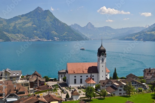 Dorf Beckenried mit Kirche am Vierwaldstättersee, Schweiz