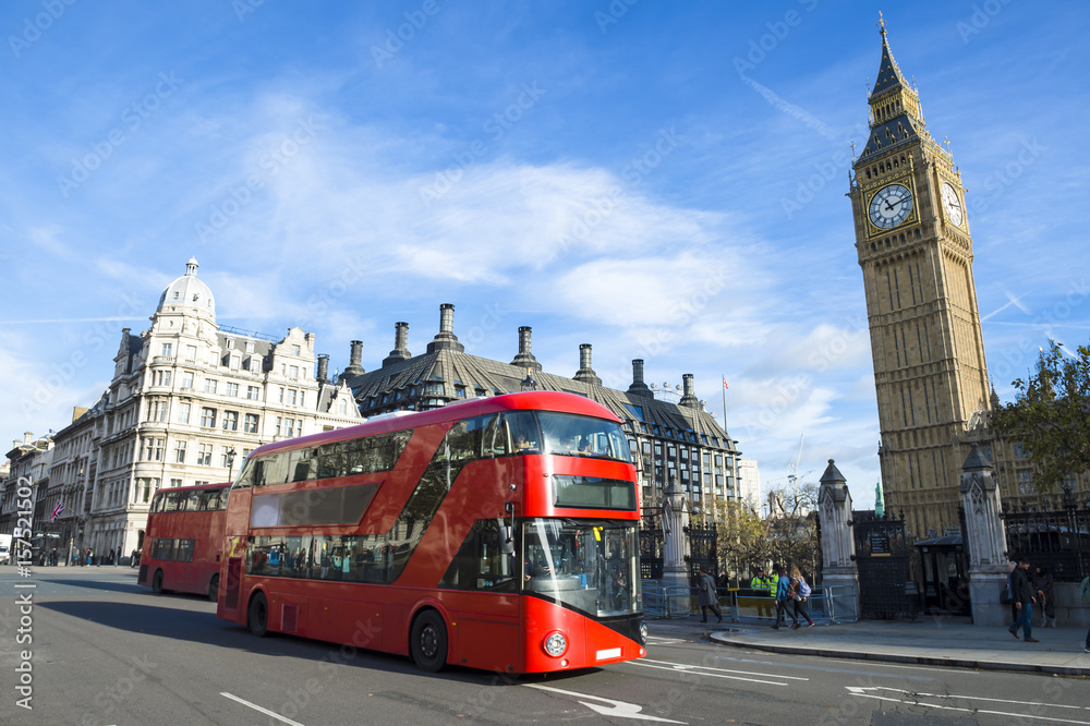 Obraz premium Jaskrawy sceniczny ranku widok Londyn, Anglia linia horyzontu przy Westminster, z ikonowym nowożytnym piętrowym autobusem przechodzi Big Ben