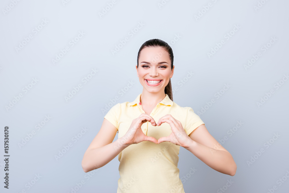 Φωτογραφία Portrait of young toothy brunette girl on the pure light blue background, she is