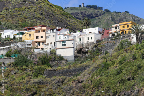 Charakterystyczna zabudowa na wybrzeżu Tenerife