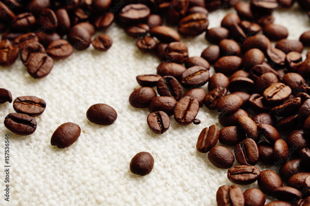 Naklejka premium roasted coffee beans texture, can be used as a background