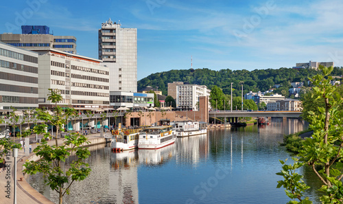 Saarbrücken, Saarland – Berliner Promenade mit Saar und Schiffen im Sommer