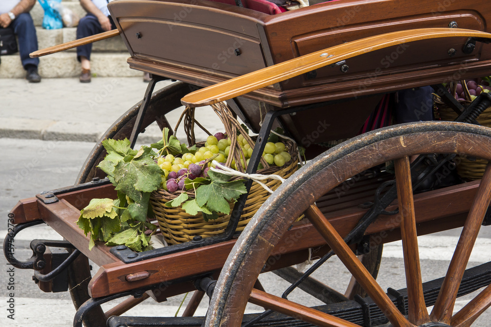 QUARTU S.E., ITALIA - SETTEMBRE 21, 2014: Sfilata di costumi sardi e carri per la sagra dell'uva in onore dei festeggiamenti di Sant'Elena - Sardegna
