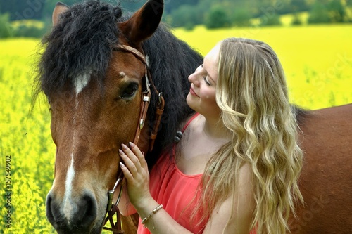 mit dem pferd im rapsfeld © bajo57