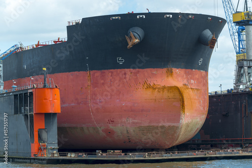 Wulstbug eines Frachtschiffes im Dock einer Werft in Hamburg, Deutschland