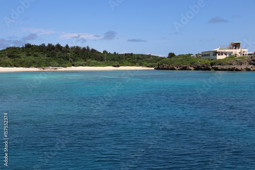 人気のリゾート地沖縄、宮古島の透き通る青の海と空 © 鈴鹿 清水