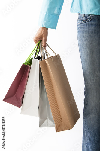 jambes de femme qui fait du shopping avec des sacs