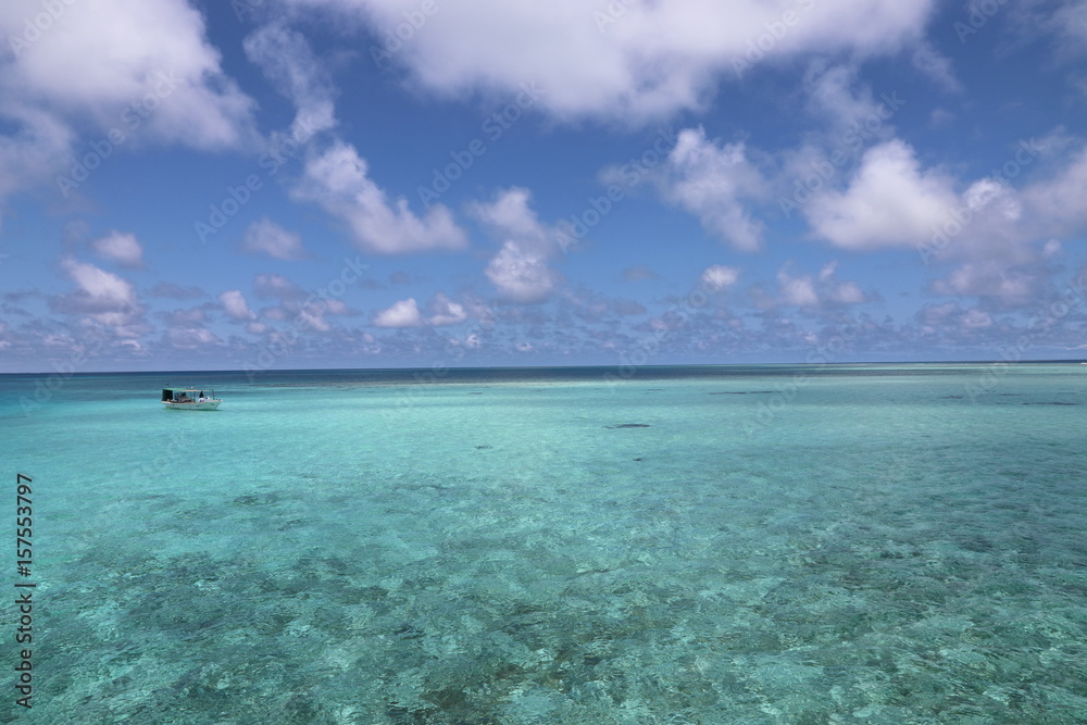 沖縄人気のリゾート地、宮古島の透き通る空と海