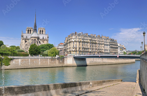 cathédrale Notre Dame  et immeuble parisien vus  des quais  de  Seine