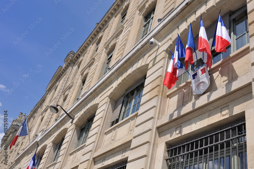 drapeaux français accrochés aux fenêtres du tribunal correctionnel de Paris