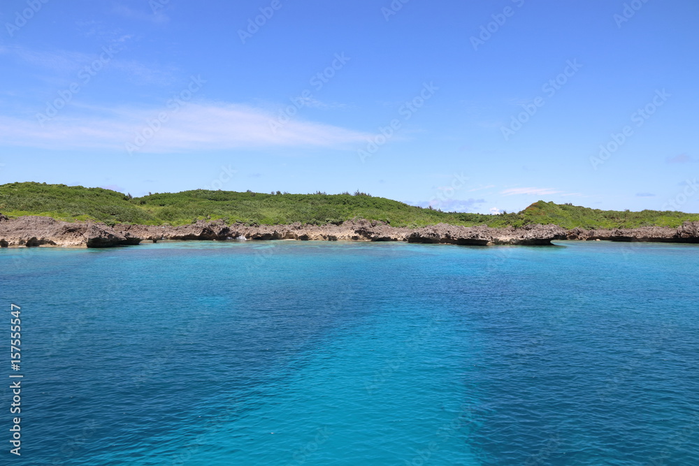 人気のリゾート地沖縄、宮古島の透き通る青の海と空