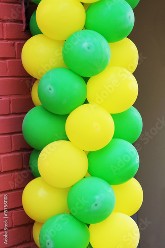 Naklejka Wielobarwne balony zdobią wejście do kawiarni