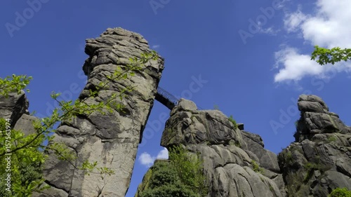 Externsteine Mystischer Pilger Ort Slider Aufnahme mit blauen Himmel und weissen Wolken