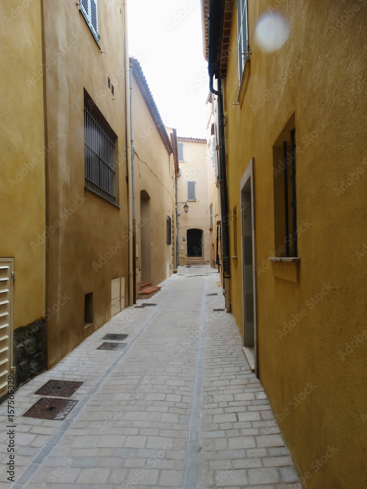 Obraz premium Saint-Tropez, promenade à travers le vieux village
