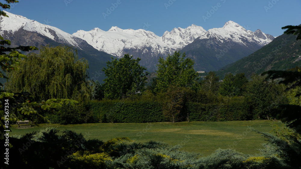 Blick aus Aosta auf die umliegenden Berge