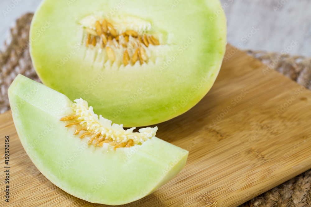 Ταπετσαρία Honeydew Melon Slice on Wooden Cutting Board