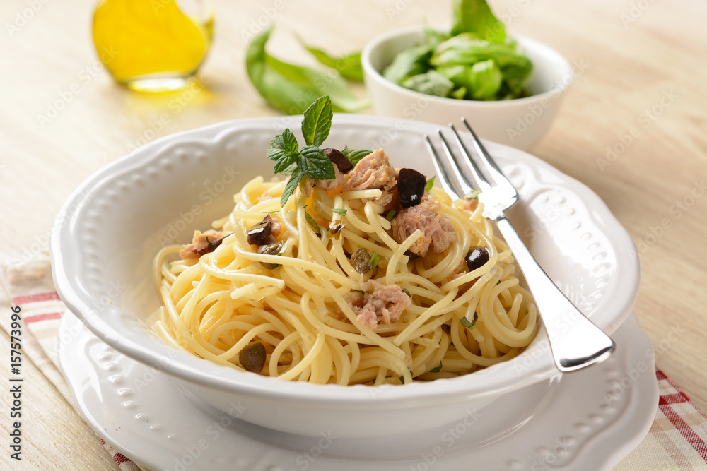 Spaghetti with tuna, capers and black olives