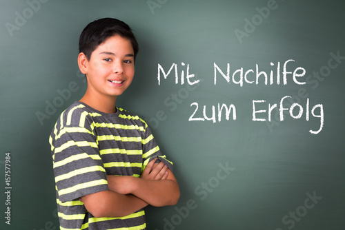 schüler bekommt erfolgreich nachhilfe