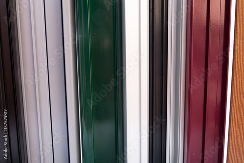 Vari profili in allumino colorati per serramenti e porte 