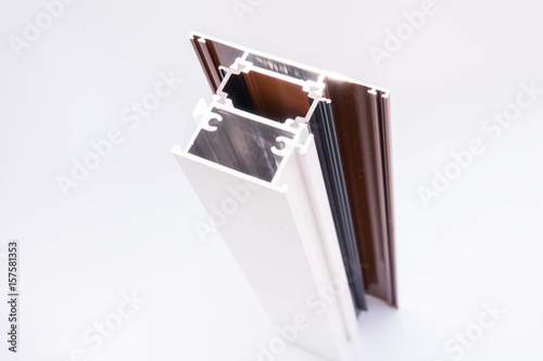 Vari profili in allumino colorati per serramenti e porte 