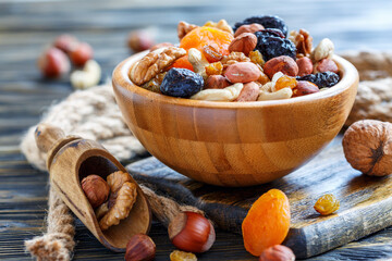 Crédence de cuisine Fruits Bol en bois noix et fruits séchés  © Saprunova Marina
