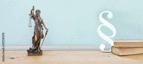 Fotografía Lady Justice Statue with paragraph symbol