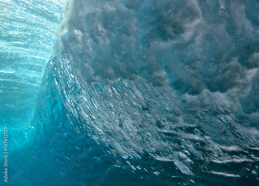vision d'une vague sous l'eau