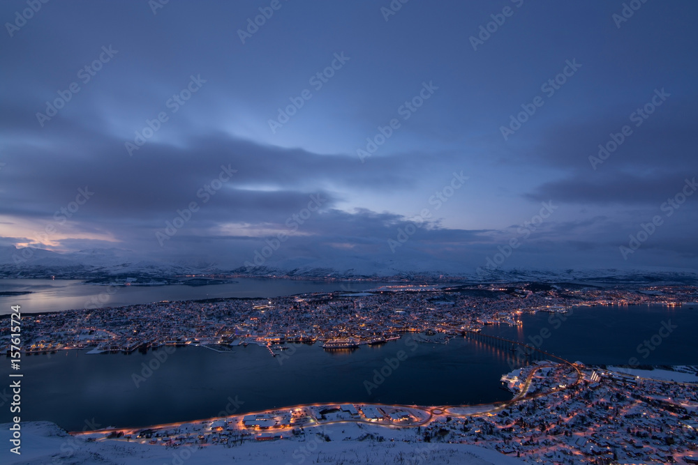 Fototapeta premium Blaue Stunde über Tromsö, Norwegen