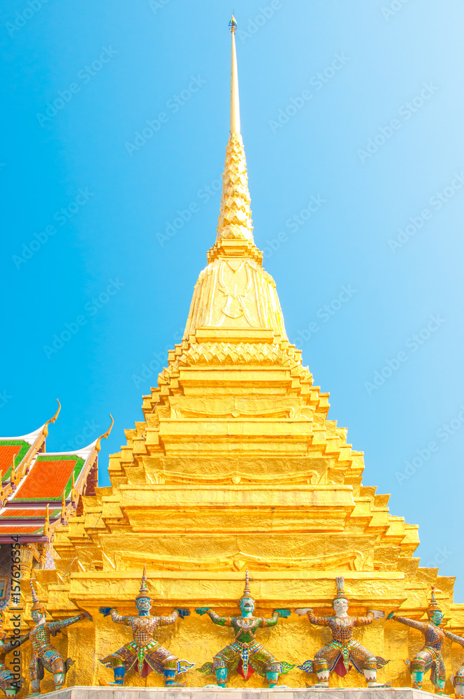 Fototapeta premium Giants under golden pagoda, Warrior statue at The Grand Palace and the temple Wat Phra Kaeo. Bangkok. Thailand.