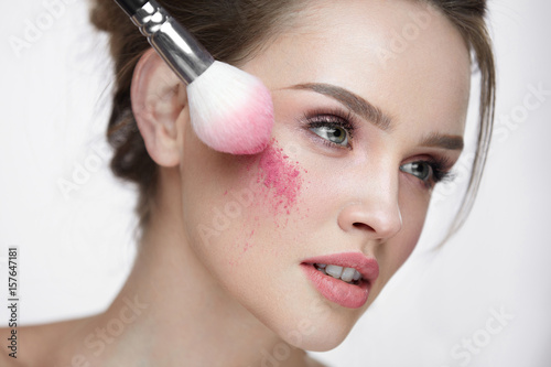 Φωτογραφία Beauty Face Cosmetics. Sexy Female Applying Makeup, Loose Blush