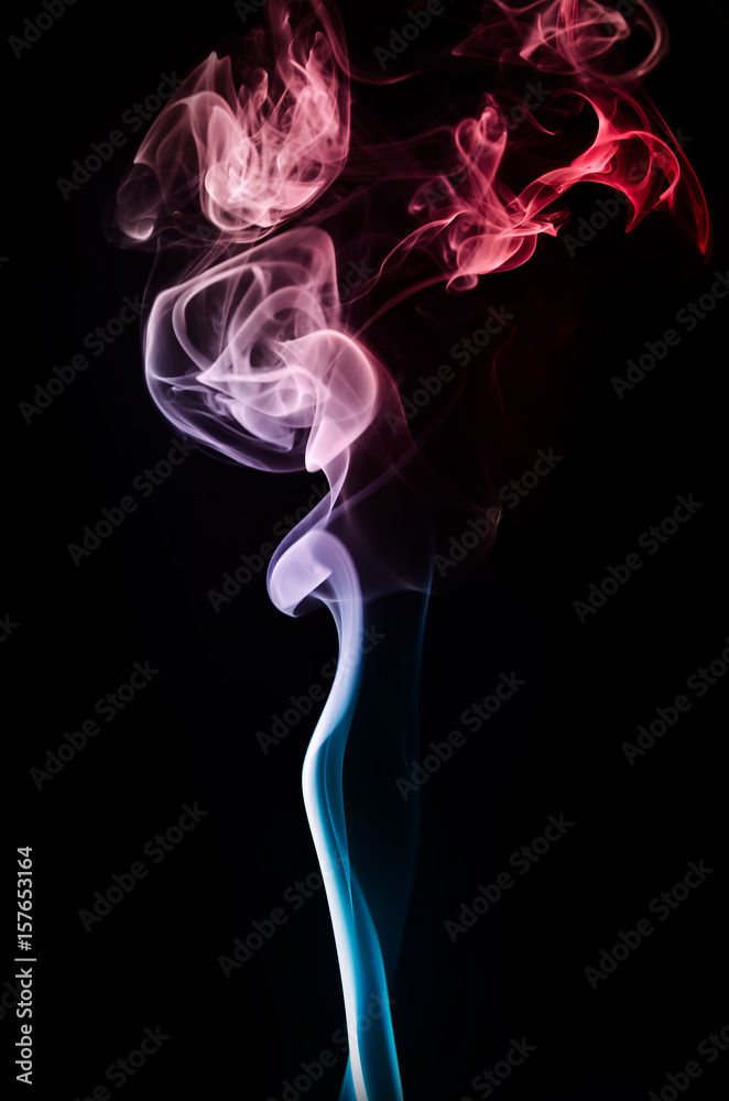 Obraz premium Abstract smoke isolated on dark background
