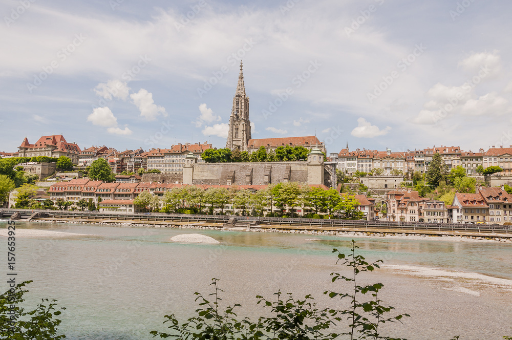 Obraz premium Bern, Stadt, Altstadt, Berner Münster, Münster, Altstadthäuser, Aare, Fluss, Aareufer, Schwellenmätteli, Matte, historische Häuser, Frühling, Sommer, Schweiz