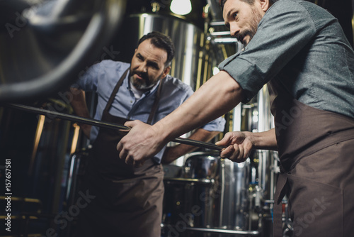 Konstfotografi Brewers working with industrial equipment