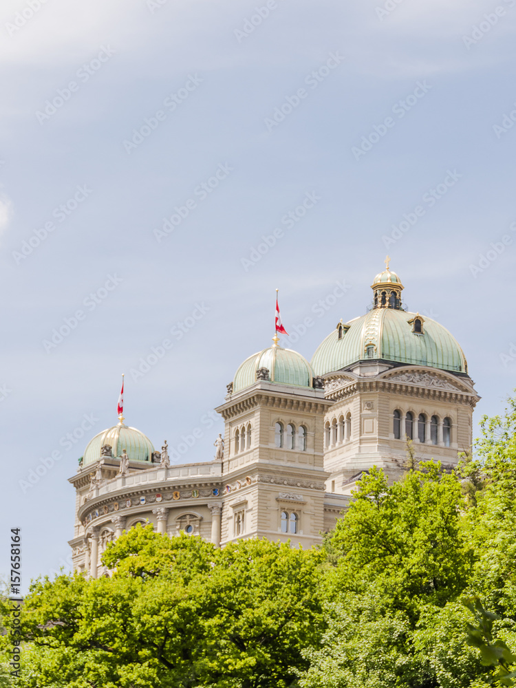 Obraz premium Bern, Stadt, Altstadt, Altstadthäuser, Bundeshaus, Stadtrundgang, Hauptstadt, Aare, Fluss, Regierung, Frühling, Sommer, Schweiz