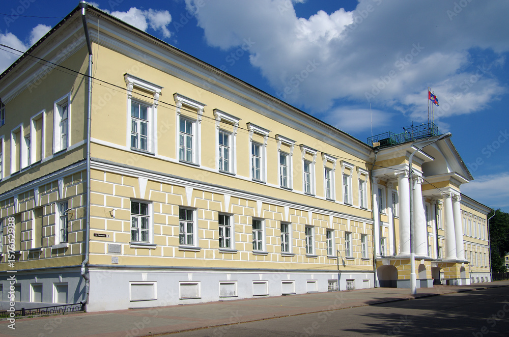 Fototapeta premium KOSTROMA, RUSSIA - July, 2016: The streets of the old city on a sunny summer day