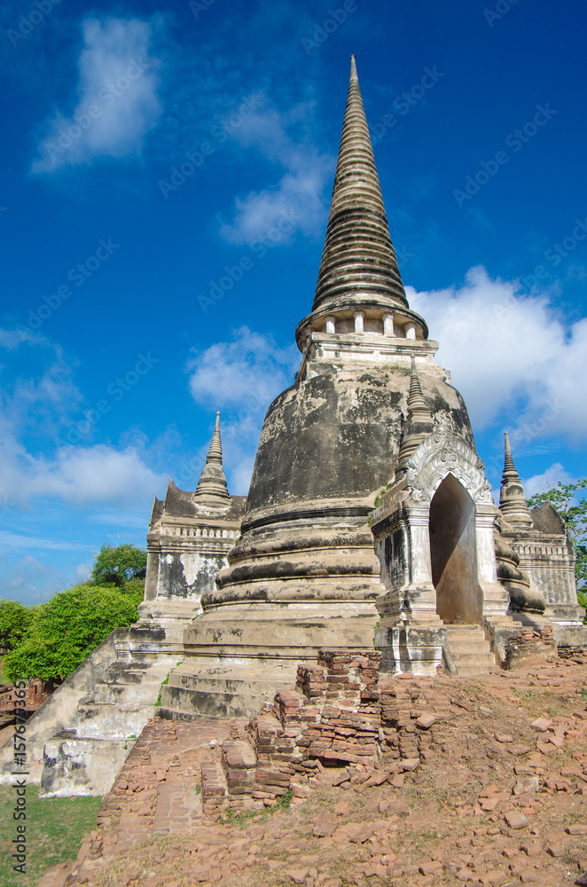 Fototapeta premium AYUTTHAYA, THAILAND - August, 2016: Ayutthaya Historical Park, Phra Nakhon Si Ayutthaya. Temple Pagoda in Ayutthaya of Thailand
