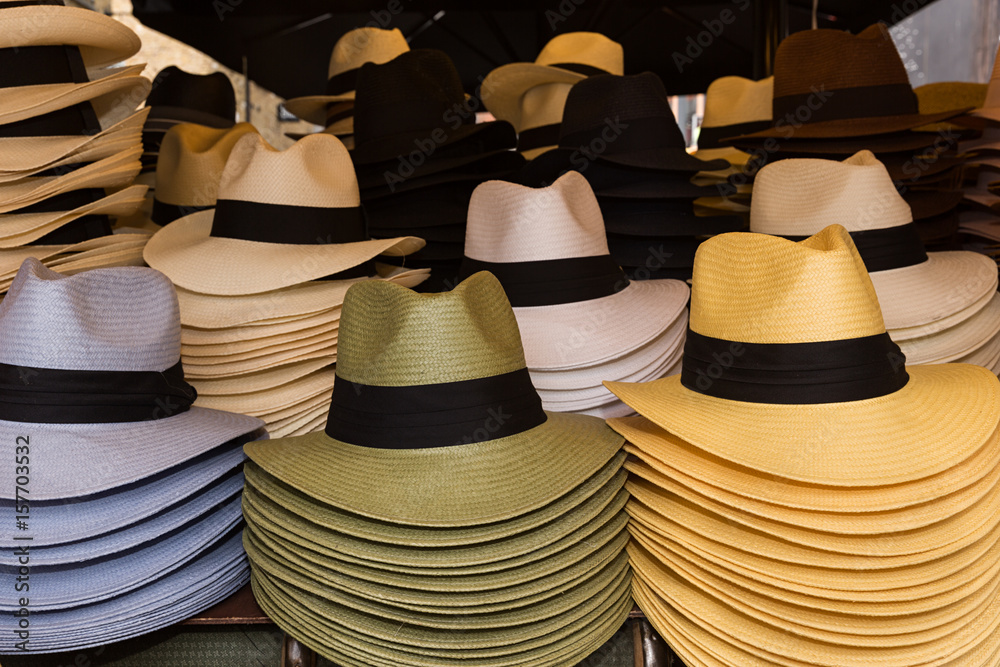 Sombreros de Panamá en diferentes colores.