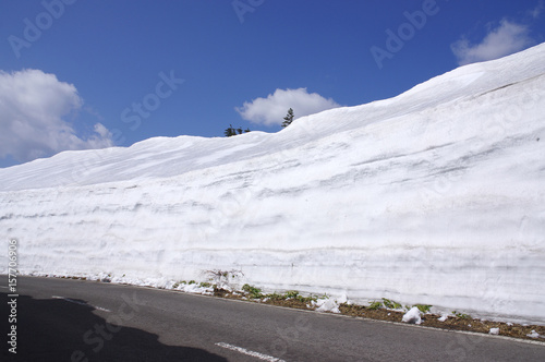 志賀草津高原ルートの雪の回廊