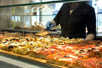 Fototapete Pizzeria Streetfood Pizza am Marktstand  © #moreideas