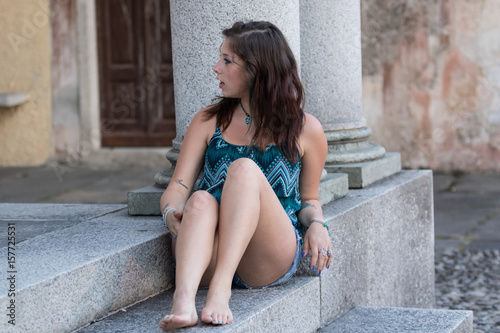 La ragazza a piedi nudi seduta sul muretto © nicolagiordano